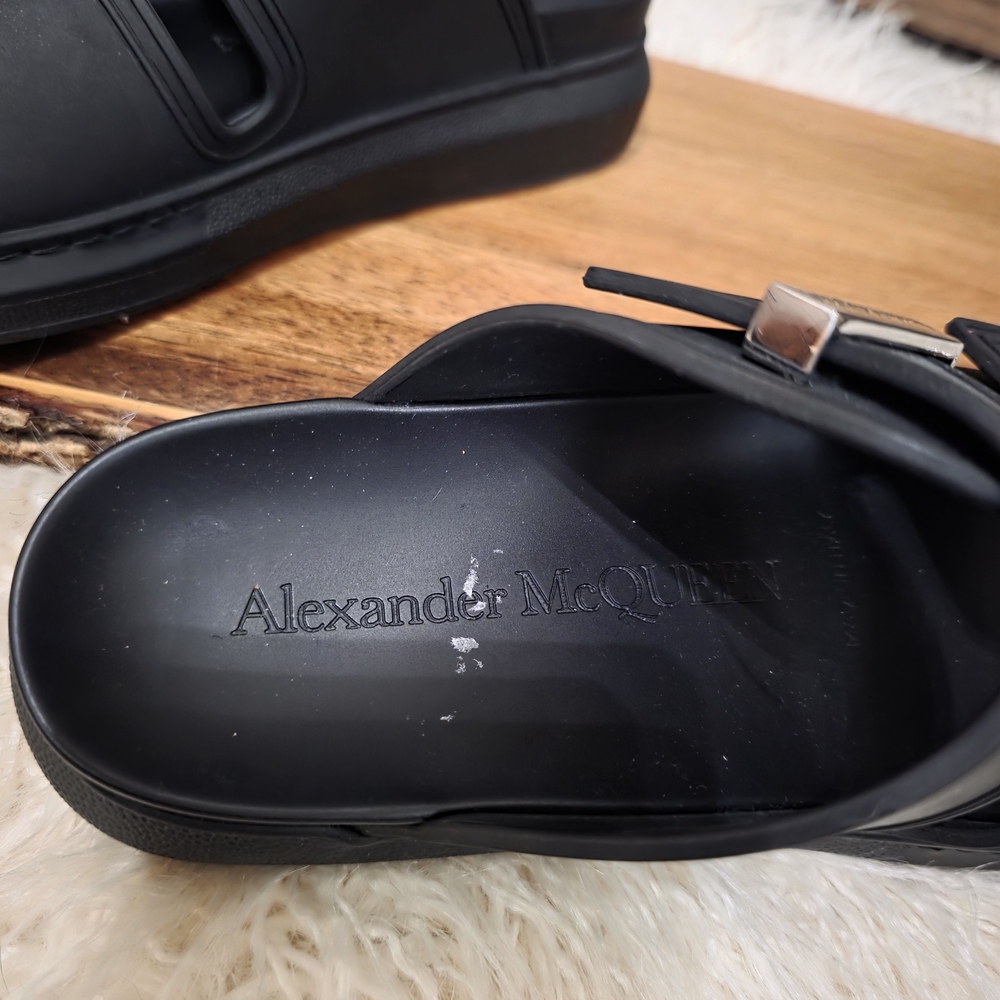 LAST CHANCE Alexander McQueen Embossed Black Sandals - Picture 5 of 6